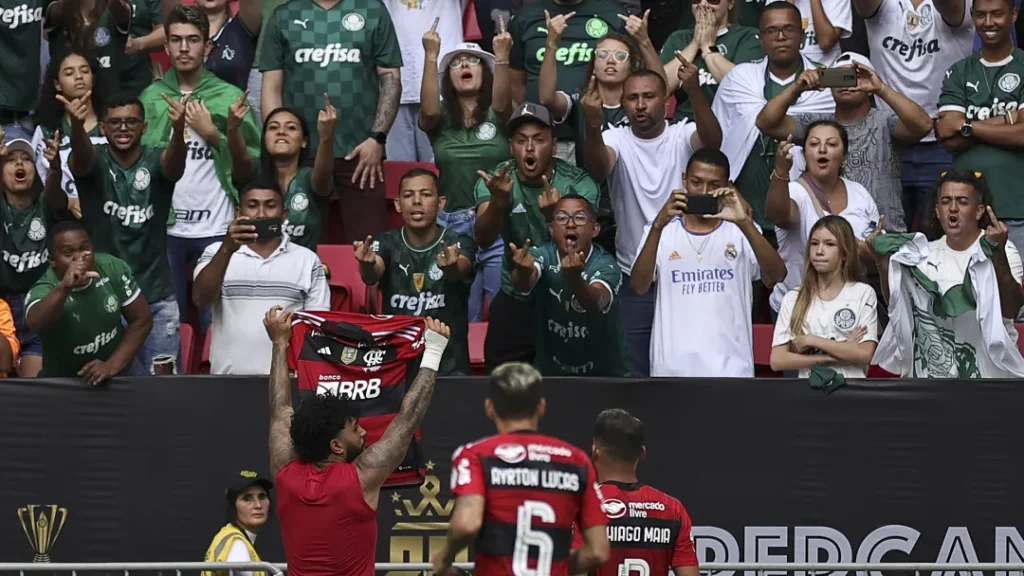 Gabigol comemorou gol contra o Palmeiras perto da torcida rival / Buda Mendes/GettyImages