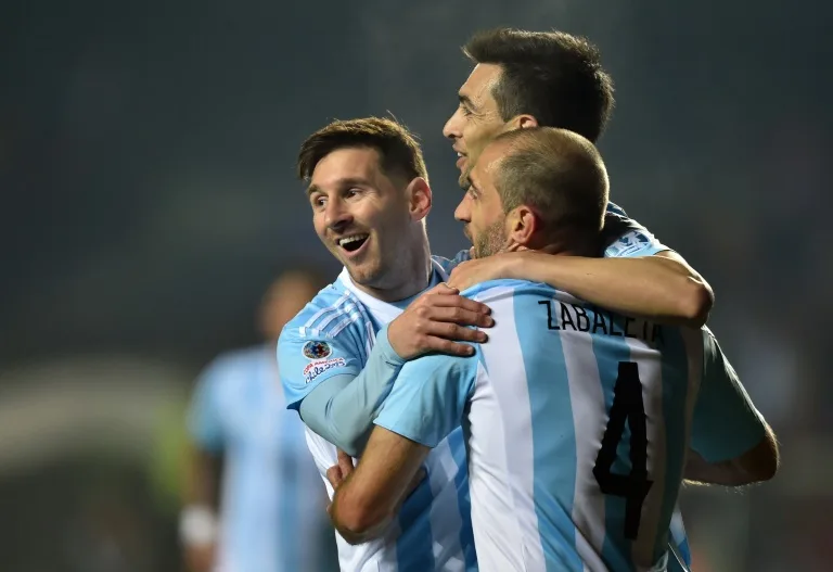 Javier Pastore (c) comemora um gol contra o Paraguai com Lionel Messi (e) e Pablo Zabaleta (AFP)