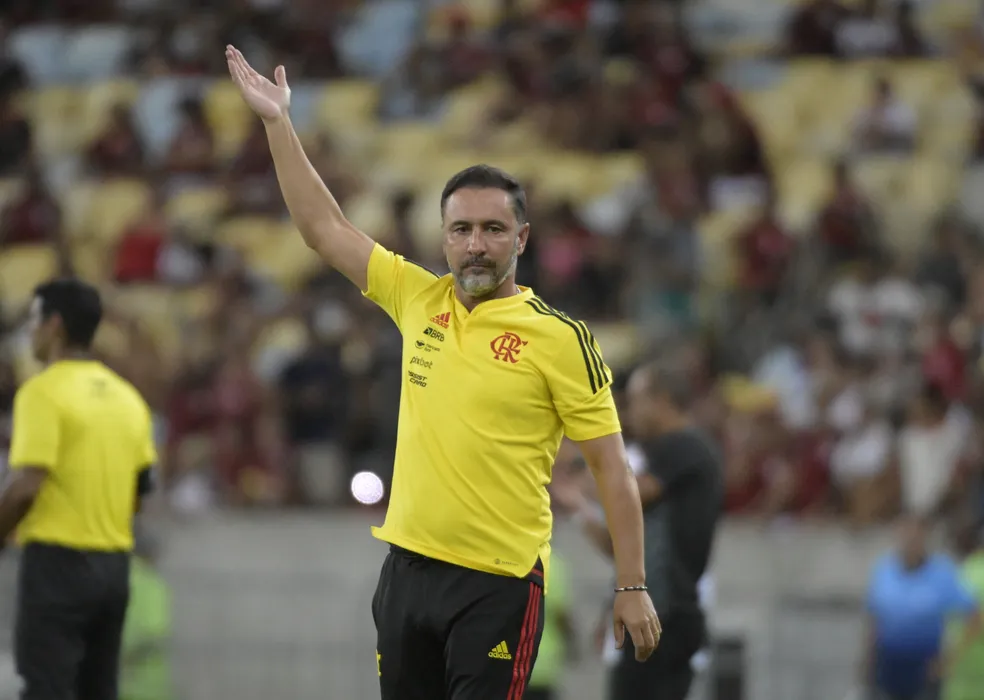 Vítor Pereira orienta jogadores do Flamengo — Foto: André Durão