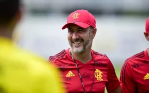 Foto: Marcelo Cortes/Flamengo - Vitor Pereira revelou arrependimento de ter trabalhado no Brasil