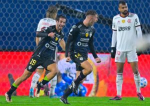Carabajal comemora o gol que deu a vitória ao time equatoriano— Foto: RODRIGO BUENDIA/AFP