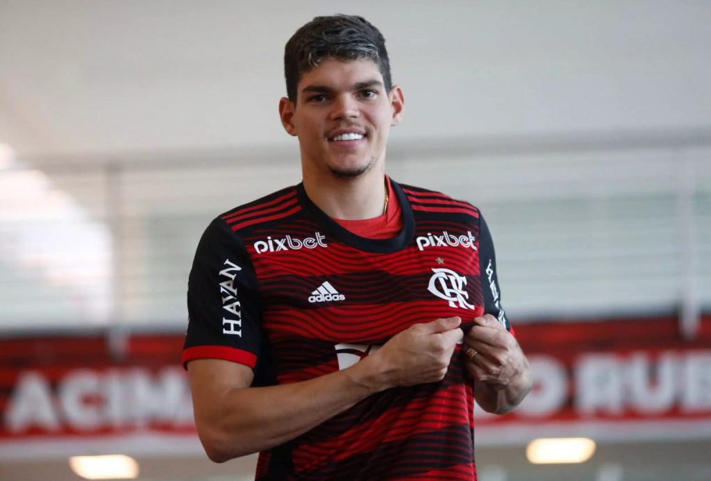 (Foto: GILVAN DE SOUZA/FLAMENGO) Fonte: D24am. Leia mais em https://d24am.com/esportes/futebol/em-alta-no-flamengo-ayrton-lucas-pode-ser-titular-da-selecao/