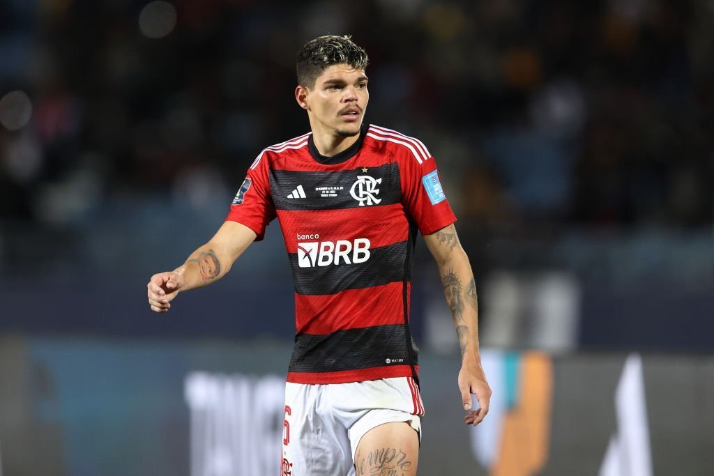 Clube saudita deve enviar proposta ao Flamengo por Ayrton Lucas