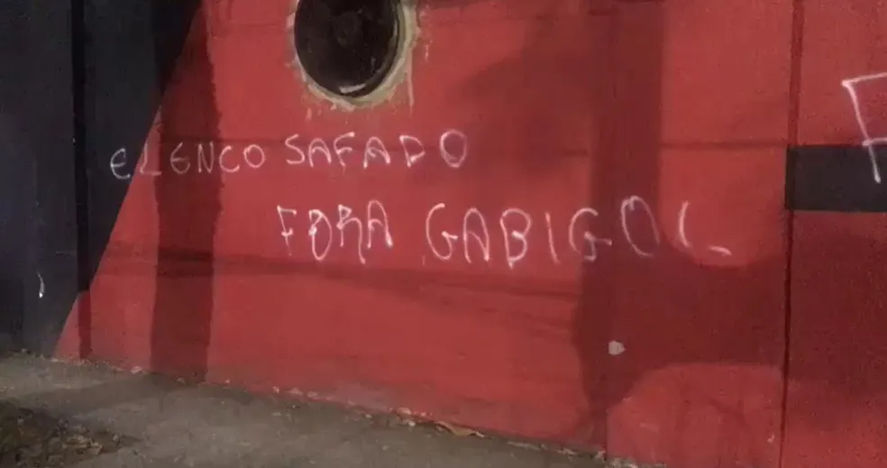 Muro da Gávea é pichado após vice do Flamengo na Copa do Brasil: "Elenco safado" e "Fora Gabigol" — Foto: Álvaro Santana

