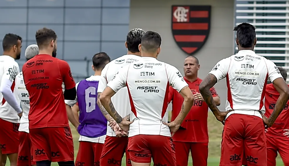 Mário Jorge conversa com os jogadores no treino do Flamengo — Foto: Marcelo Cortes / CRF