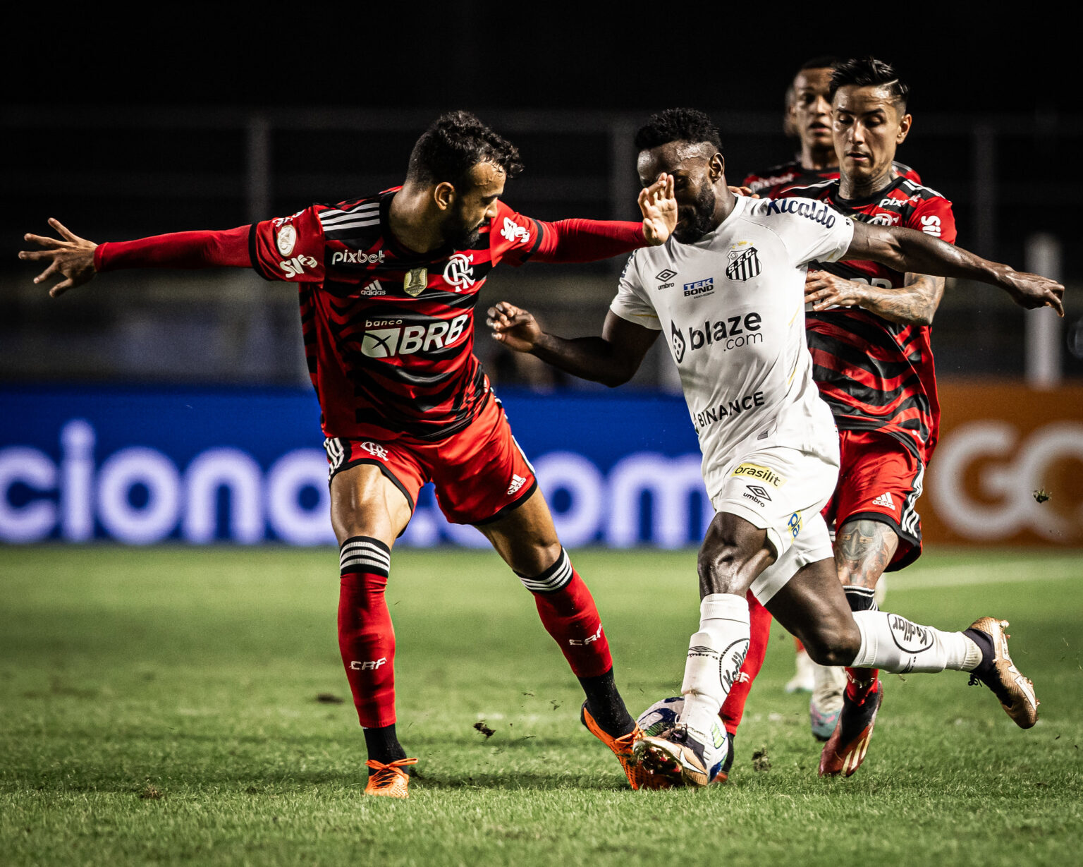 Santos vence o Flamengo em jogão no Mané Garrincha lotado