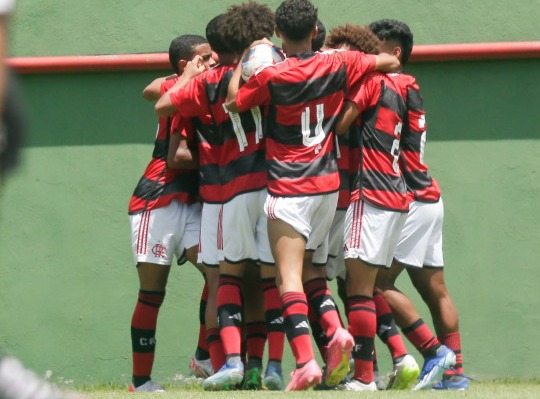 O Flamengo demitiu o técnico Sub-17, Leonardo Ramos, nesta terça-feira (7). O departamento de futebol juvenil acertou com o treinador a saída do clube. Os meninos do ninho vêm de derrota para o Vasco por 5 a 1 nas semifinais da categoria carioca. A informação foi prestada inicialmente pela Flabase e confirmada pela MRN. Leonardo Ramos é o sucessor de Mário Jorge nos sub-17 do Flamengo. À medida que Mario chegava aos 20 anos, Leo, que fazia parte do comitê, assumiu a categoria com a missão de manter a hegemonia rubro-negra da categoria. Em 2021, o Mais Querido, com Mario Jorge no comando, conquistou o Campeonato Brasileiro, a Copa do Brasil e a Supercopa do Brasil. Desde então, o sub-17 do Flamengo vem perdendo fôlego no cenário nacional. Este ano, o Rubro-Negro parou nas semifinais do Campeonato Brasileiro com um placar total de 5 a 3 contra o São Paulo. Porém, conseguiu vencer a Copa Rio 2023 sobre o Fluminense por 4 a 2 na final. Não venceram nenhum clássico da Taça Guanabara e terminaram em segundo lugar. Com um desempenho ruim, os torcedores do Flamengo têm pressionado por uma mudança no comando da equipe sub-17, principalmente depois da derrota sofrida pelo Vasco nas semifinais do Carioca. Foto: Adriano Fontes