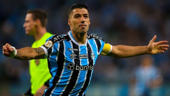 Luis Suárez comemorando gol sobre o Vasco, na Arena, pelo Brasileirão, em sua despedida diante da torcida do Grêmio Silvio Avila/Getty Images