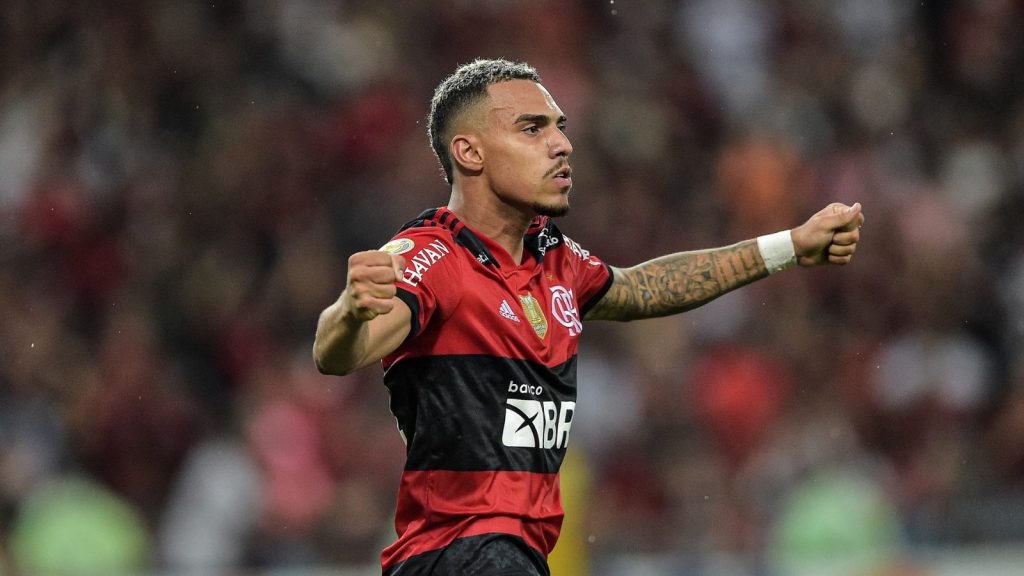 Matheuzinho, lateral-direito do Flamengo - Foto: Thiago Ribeiro/AGIF