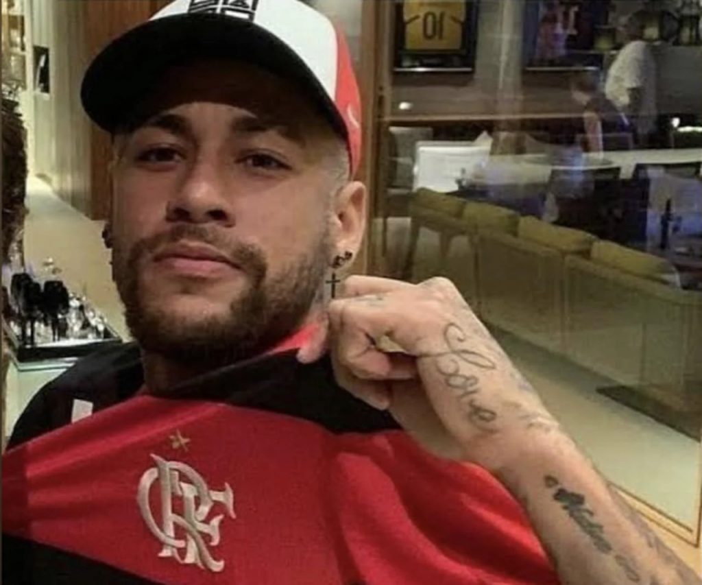 Neymar veste camisa do Flamengo - Foto: Reprodução/Internet