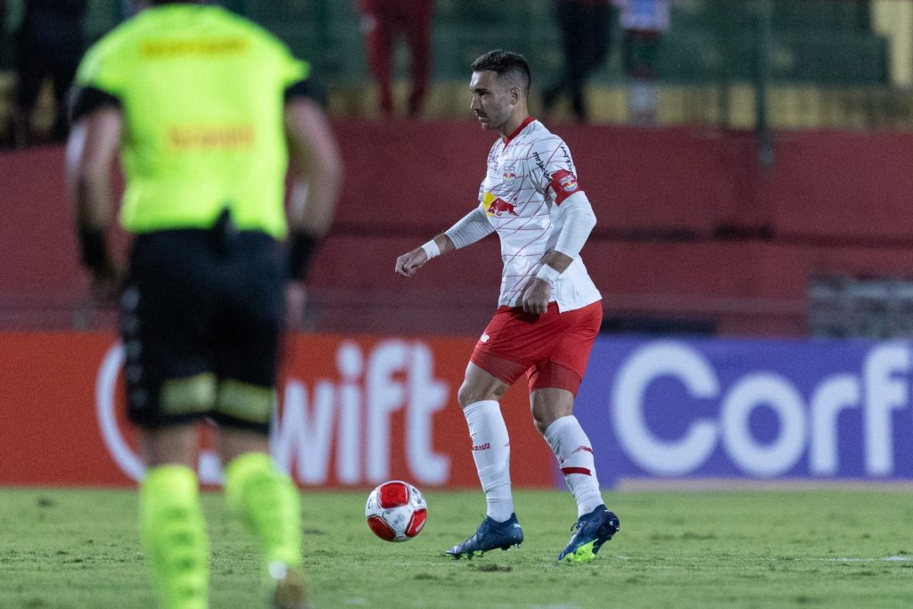 Léo Ortiz em ação com a camisa do Red Bull Bragantino - Foto: Diogo Reis/AGIF