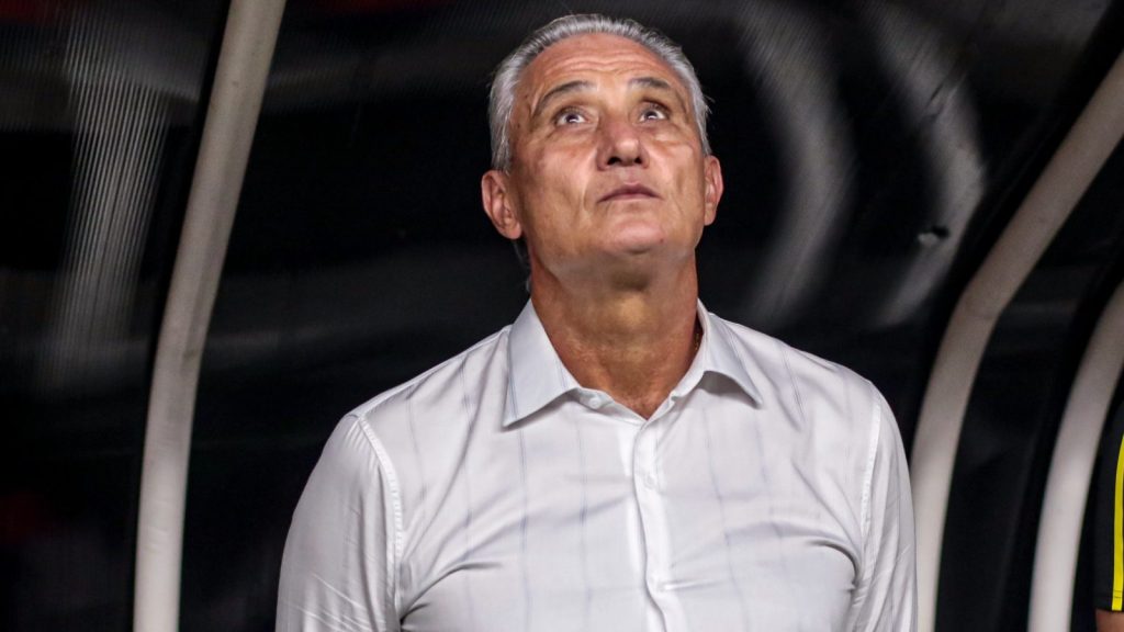 Tite, técnico do Flamengo, no banco de reservas - Foto: Fernando Torres/AGIF