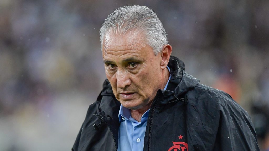 Tite vem sendo criticado por torcedores e jornalistas - Foto: Thiago Ribeiro/AGIF