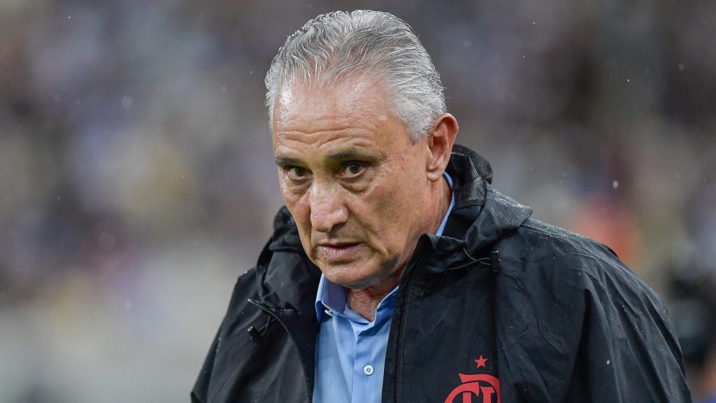 Tite, do Flamengo, demonstra irritação - Foto: Thiago Ribeiro/AGIF