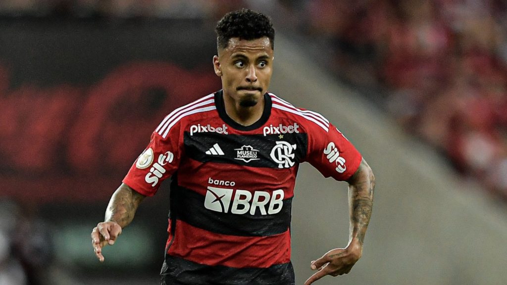 Allan, meio-campista do Flamengo - Foto: Thiago Ribeiro/AGIF