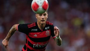 Guillermo Varela, lateral-direito do Flamengo - Foto: Buda Mendes/Getty Images