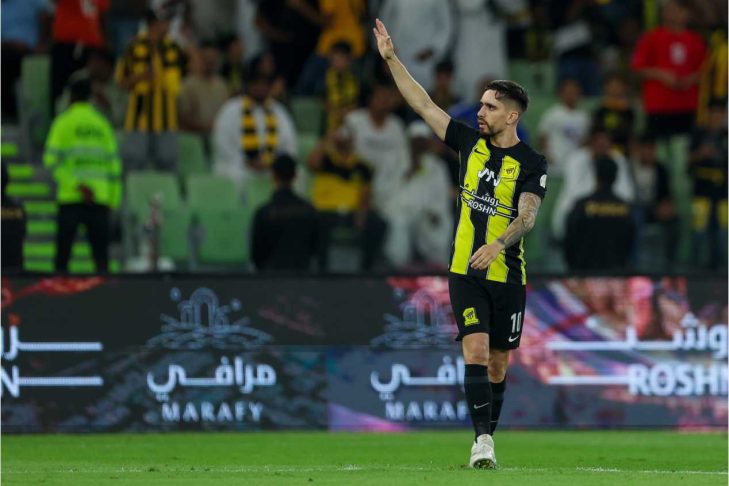 Igor Coronado marca pelo Al-Ittihad contra o Abha Club, na Liga Saudita (Yasser Bakhsh/Getty Images)

