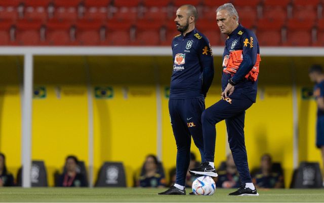 Tite com coletes ao lado do analista Bruno Baquete, em treino da Seleção — Foto: Lucas Figueiredo / CBF

