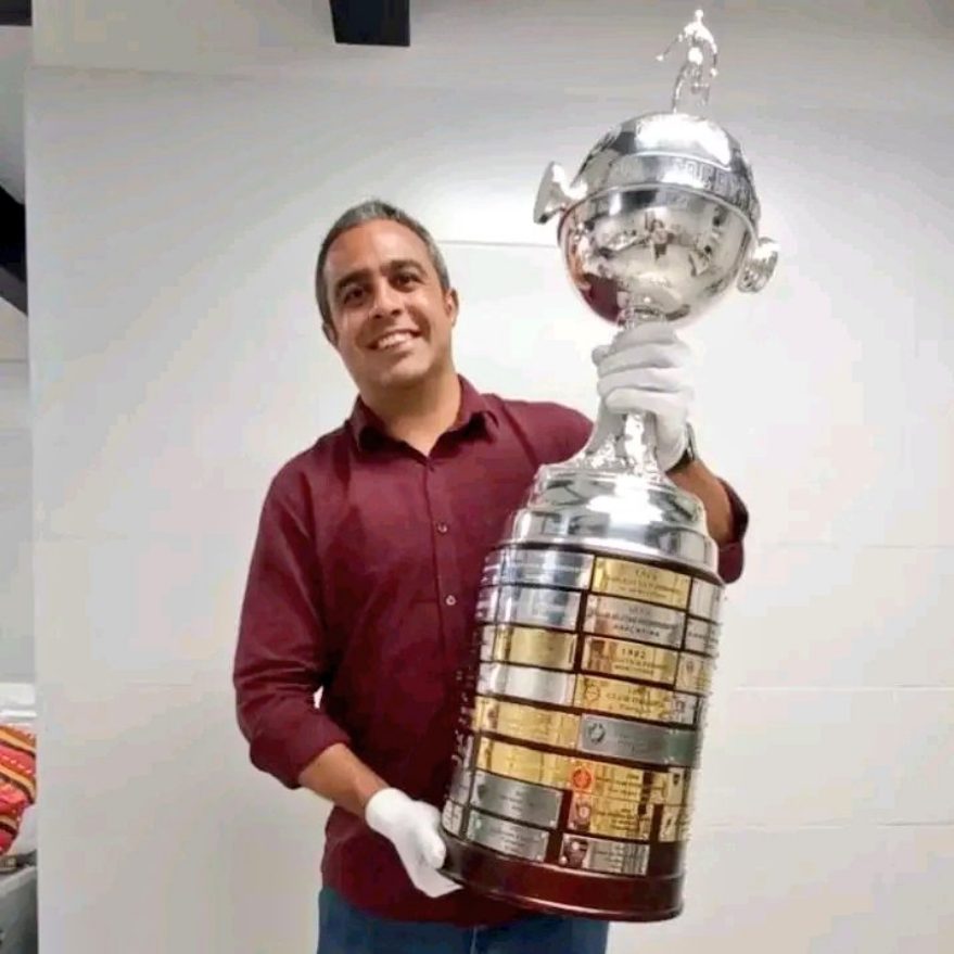 Rodrigo Saboia com a tação da Libertadores – Foto: reprodução Twitter
