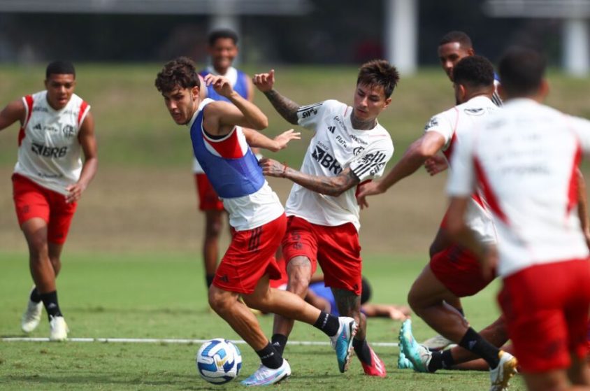 Eduardo Gabriel em treino pelo Flamengo, sendo marcado pelo Pulgar – Foto: Divulgação
