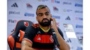 Fabrício Bruno em entrevista coletiva na renovação. Foto: Marcelo Cortes / Flamengo