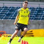 Matías Viña em treino do Flamengo (Foto: Reprodução/Flamengo)