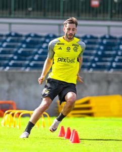 Matías Viña em treino do Flamengo (Foto: Reprodução/Flamengo)