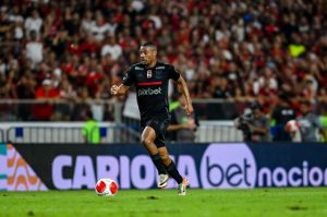 Nicolás de la Cruz em ação pelo Flamengo (Foto: Gilvan de Souza e Marcelo Cortes/Flamengo)
