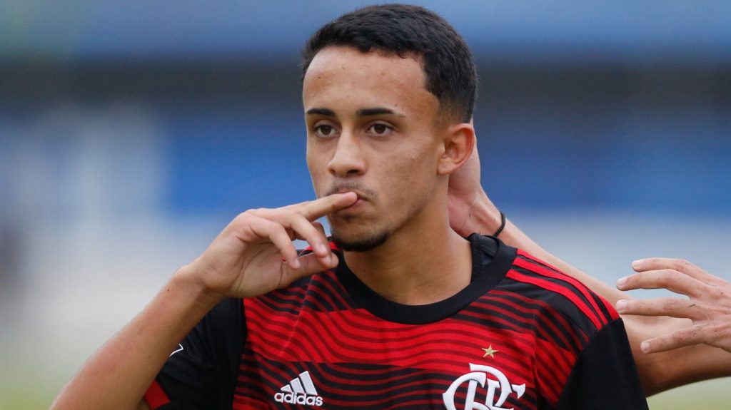 Foto: Reprodução/Flamengo - Matheus Gonçalves é considerado um dos jogadores mais promissores das categorias de base do Flamengo