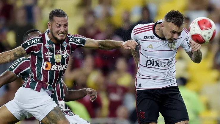 Everton Cebolinha cabeceando, com a marcação de Guga, para marcar o primeiro gol do Flamengo no Maracanã, em partida de ida da semifinal do Campeonato Carioca 2024. Foto: Alexandre Loureiro/AGIF