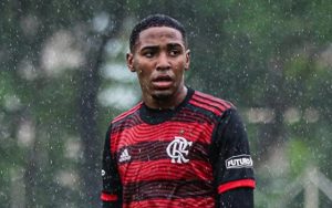Foto: Divulgação/Flamengo - Lorran e Shola devem ganhar oportunidade com Tite