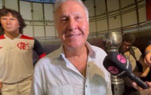 Zico ao lado de sua estátua no AquaRIO — Foto: Beatriz Orle/O Globo