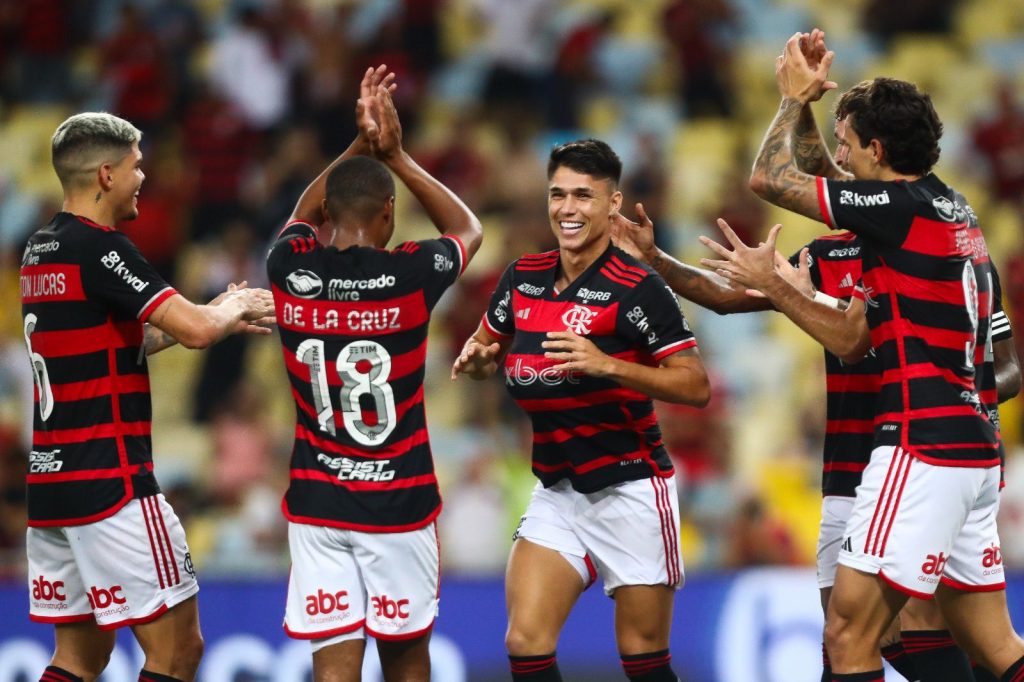Foto: Gilvan de Souza / CRF - Flamengo vence, fica na bronca com Daronco