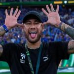 Foto: Reprodução: @neymarjr - Neymar publicou uma foto com a camisa do Flamengo e enlouqueceu a Nação