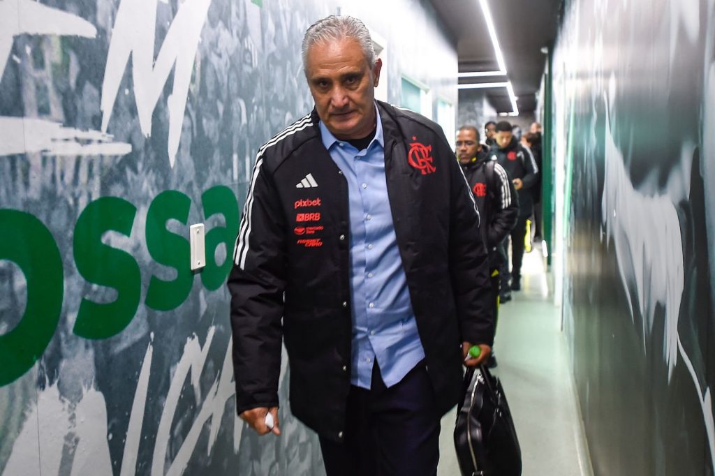 Foto: Marcelo Cortes / Flamengo - Tite toma decisão de barra titular no Flamengo
