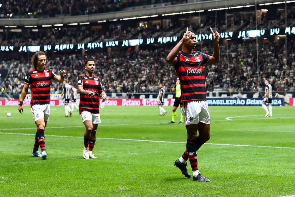 Foto: Gilvan de Souza / Flamengo - Carlinhos sai do banco para garantir os três pontos para o Flamengo