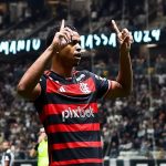 Foto: Gilvan de Souza / Flamengo - Carlinhos sai do banco para garantir os três pontos para o Flamengo