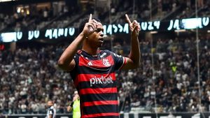 Foto: Gilvan de Souza / Flamengo - Carlinhos sai do banco para garantir os três pontos para o Flamengo