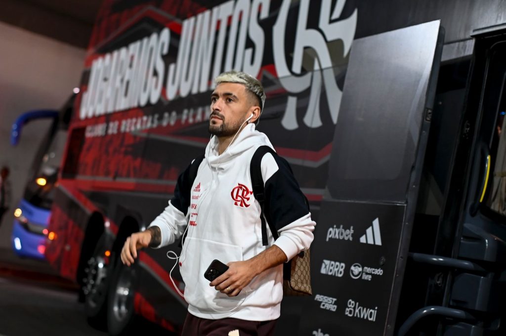 Foto: Marcelo Cortes / Flamengo - O jogador precisou ser substituído logo nos minutos iniciais do clássico