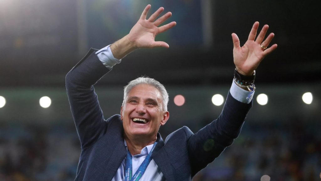 Foto: Divulgação / FIFA - Tite não esconde a felicidade com negociação do Flamengo