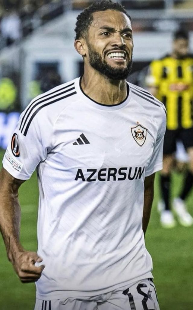 Juninho em jogo pelo Qarabag