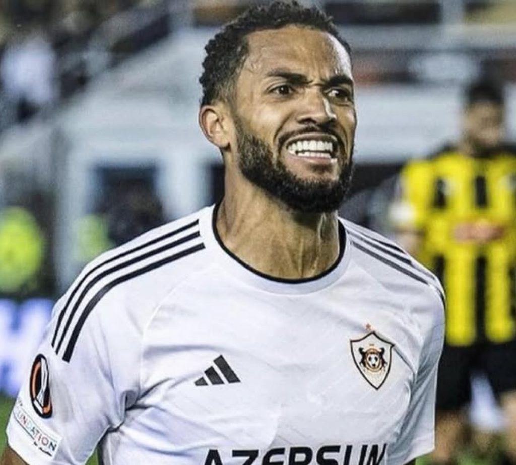 Juninho em jogo pelo Qarabag