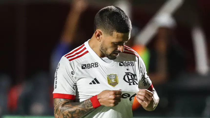 Arrascaeta em ação durante a partida