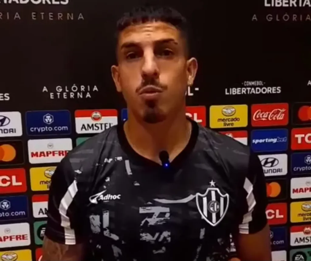 Nazareno Funez durante coletiva do Central Córdoba