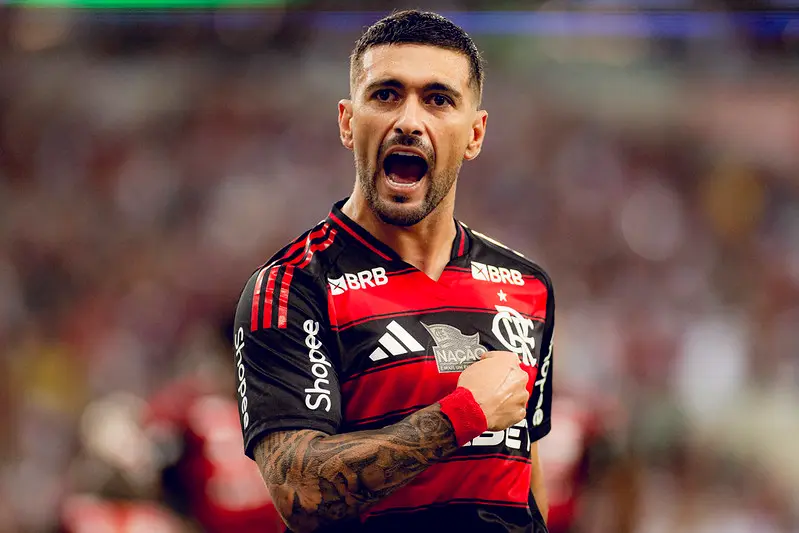 Arrascaeta em campo.